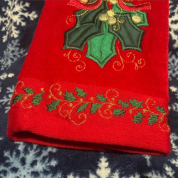 Vintage NWT set of 3 Y2K Christmas hand towels embroidered mistletoe x-mas trees - Picture 4 of 12